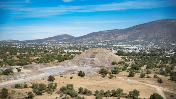 テオティワカン遺跡　メキシコ　ピラミッド